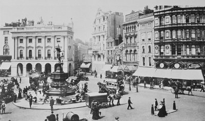 Zicht op Piccadilly Circus, ca. 1900 door English Photographer